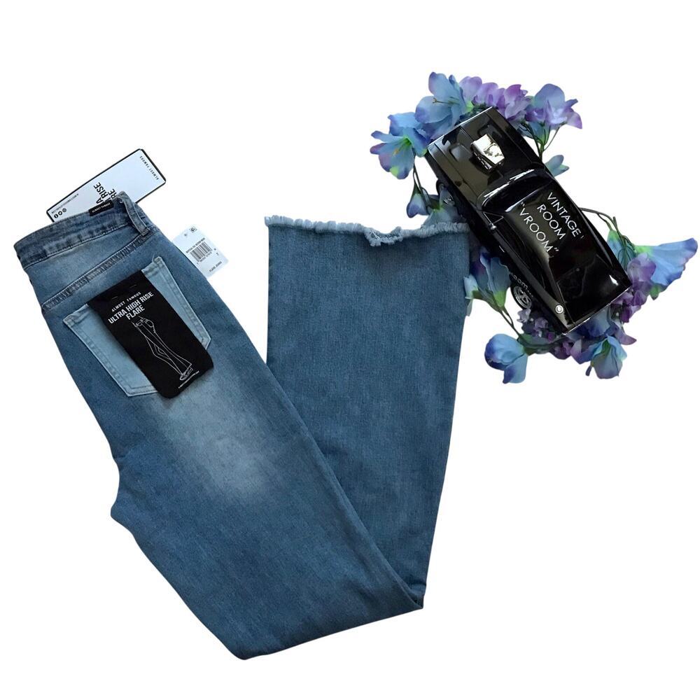Almost Famous NWT High Rise Flare Jeans Juniors 7